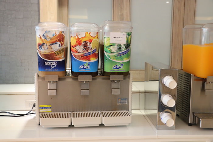 ラウンジのドリンクコーナー